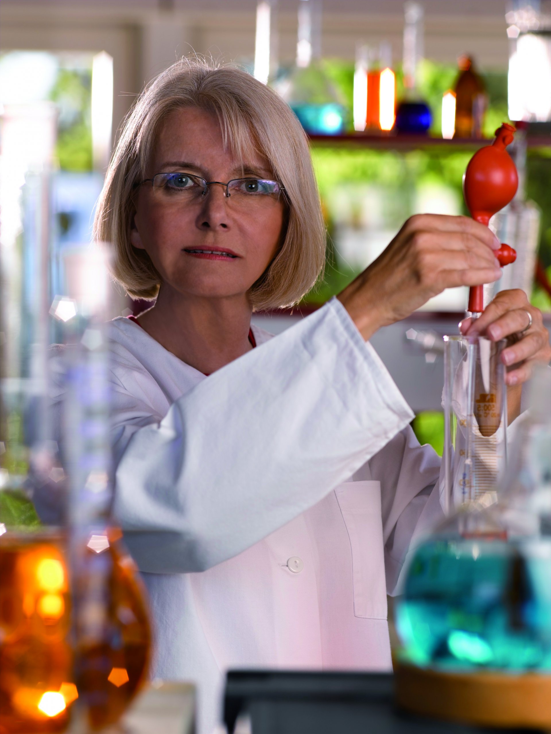 Portrait of Sybille Herr-Schemitz at work in the lab