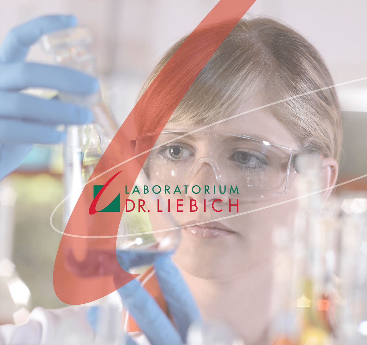 Labormitarbeiter bei der Inhaltskontrolle eines Kolbens mit darüberliegendem Logo des Laboratorium Dr. Liebich